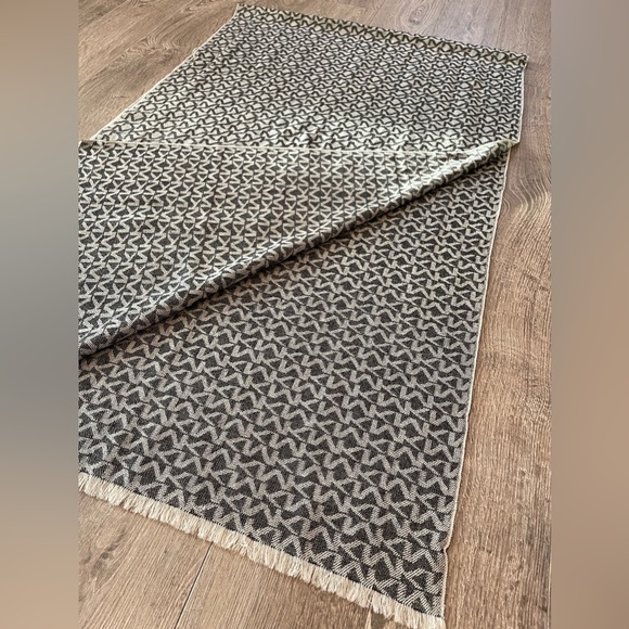 Authentic Michael Kors Logo 100%Wool Scarf/Shawl. 80”L x 24”W Lightweight - Picture 3 of 3